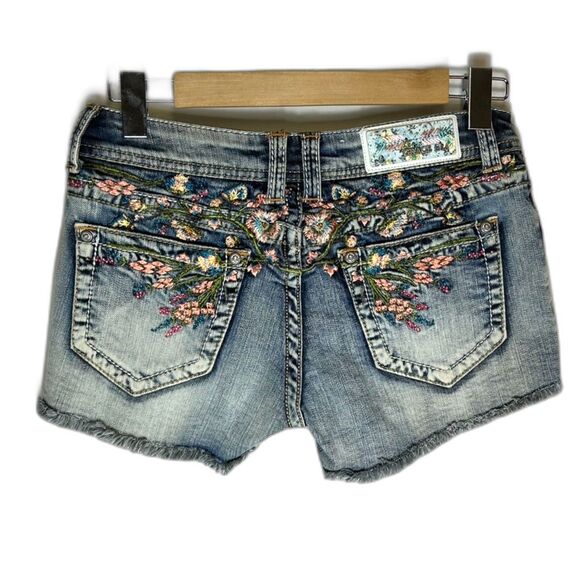 Grace In LA Blue Faded Denim Floral Embroidery Low-Rose Fray Hem Shorts Size 27 - Picture 7 of 16